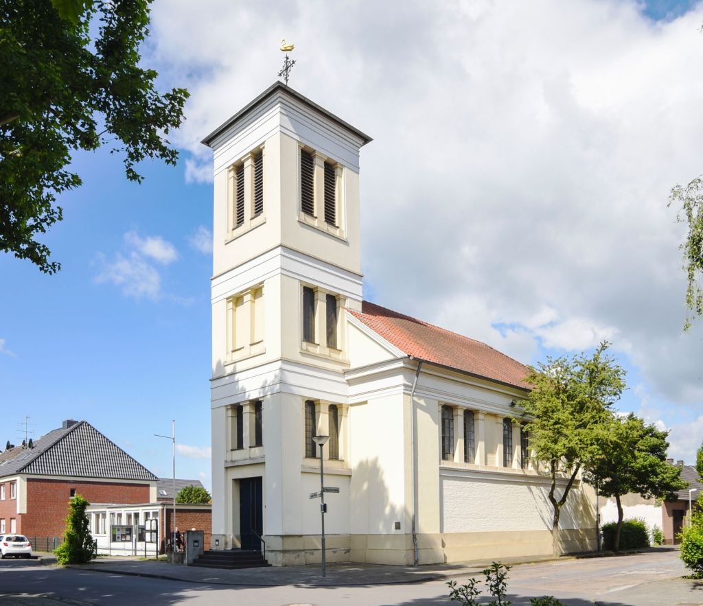 Blick vom Marktplatz auf die Ev. Kirche Büderich, Foto: Jana Bauch